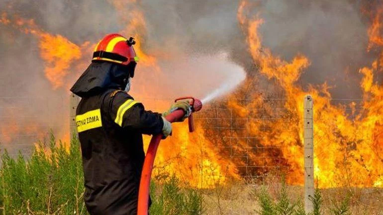 Πυρκαγιά και στο Κιάτο – Ισχυρή δύναμη πυροσβεστών